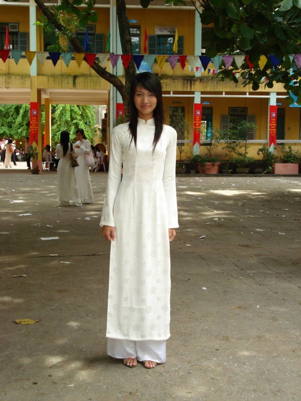 白いアオザイを着たベトナム人女子学生女子